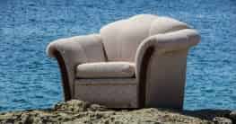 Der perfekte Sessel steht direkt am Meer - vielleicht aber auch bald in eurem Wohnzimmer.
